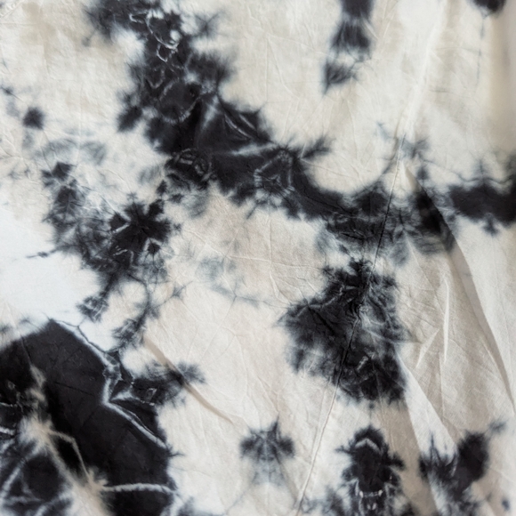 Elegant Black and White Midi Dress - Picture 5 of 7